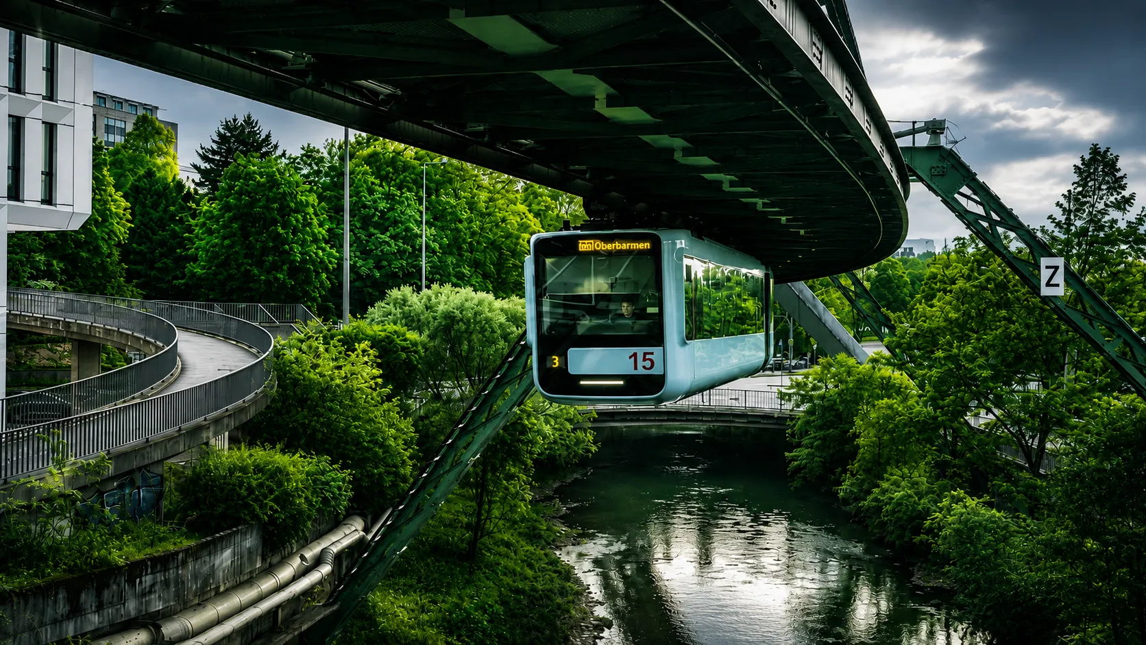 Wuppertaler Schwebebahn über dem Fluss, umgeben von Grün